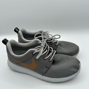 Nike Roshe One women's sz 7.5 Grey/Gold Excellent Condition